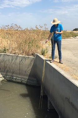 2021 Bay-Delta Science Conference poster presentation third place awardee Stefanie Helmrich measuring salinity in the Sacramento-San Joaquin Delta.